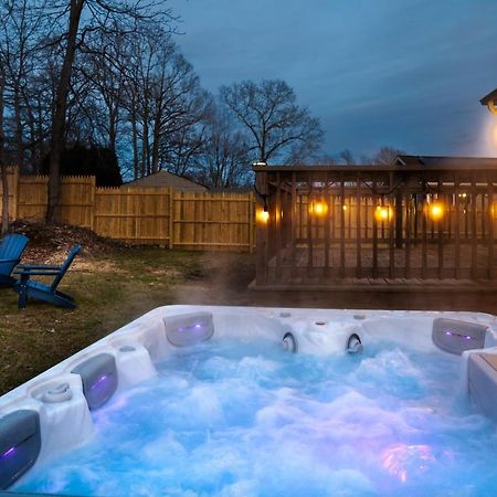 New! Updated Mystic Home W/ Sauna, Hot Tub & Deck Екстер'єр фото