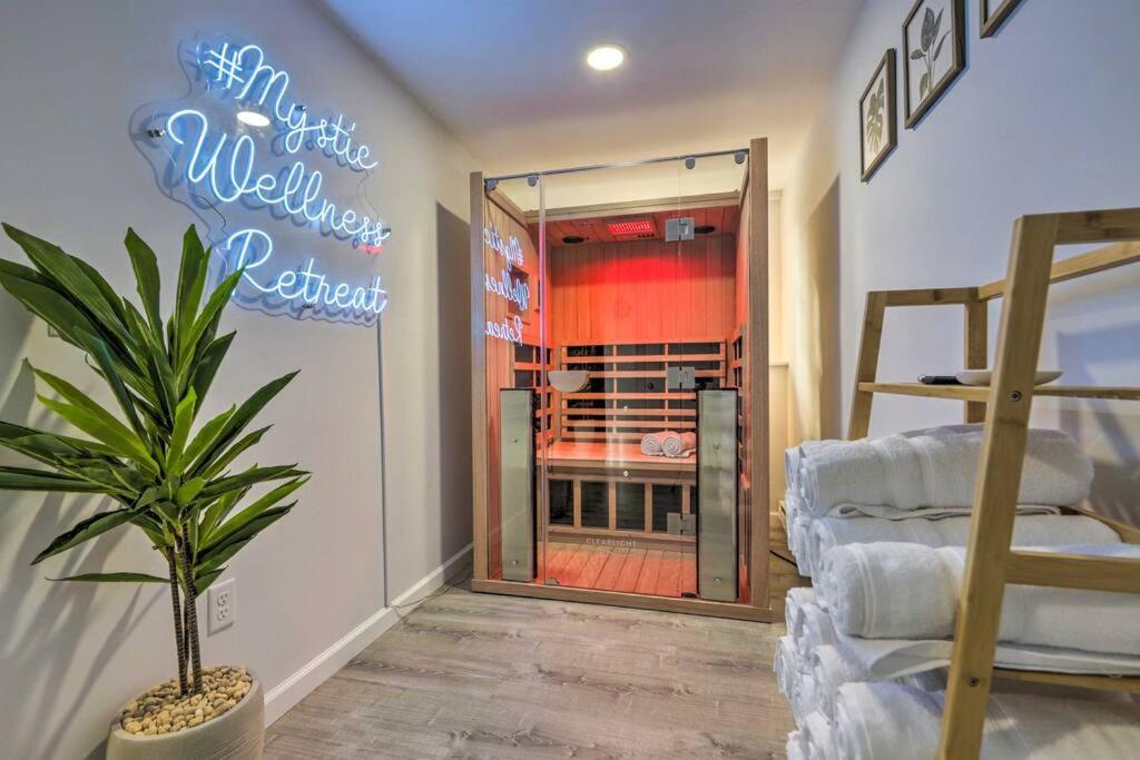 New! Updated Mystic Home W/ Sauna, Hot Tub & Deck Екстер'єр фото