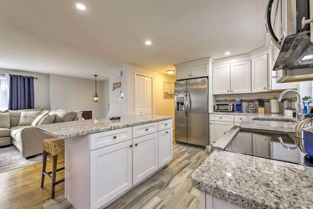New! Updated Mystic Home W/ Sauna, Hot Tub & Deck Екстер'єр фото