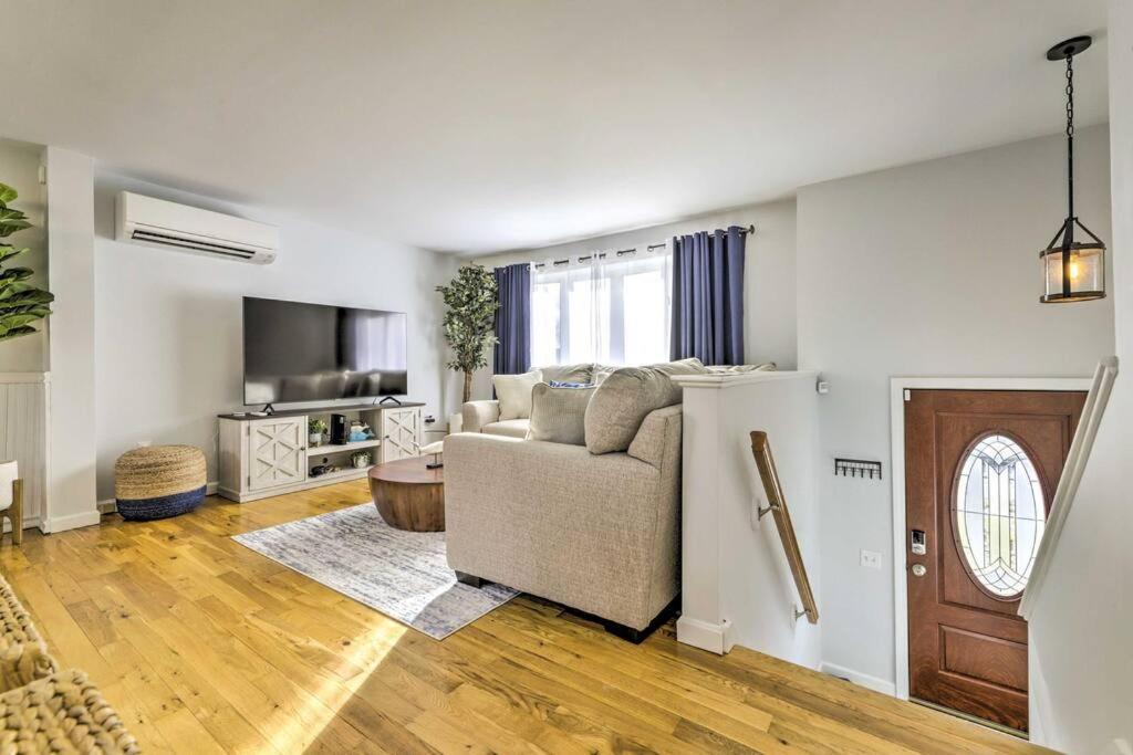 New! Updated Mystic Home W/ Sauna, Hot Tub & Deck Екстер'єр фото