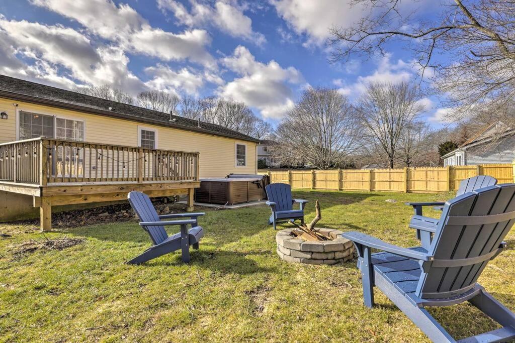 New! Updated Mystic Home W/ Sauna, Hot Tub & Deck Екстер'єр фото