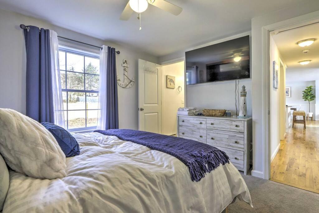 New! Updated Mystic Home W/ Sauna, Hot Tub & Deck Екстер'єр фото