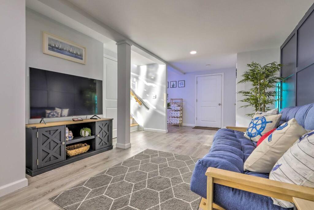 New! Updated Mystic Home W/ Sauna, Hot Tub & Deck Екстер'єр фото