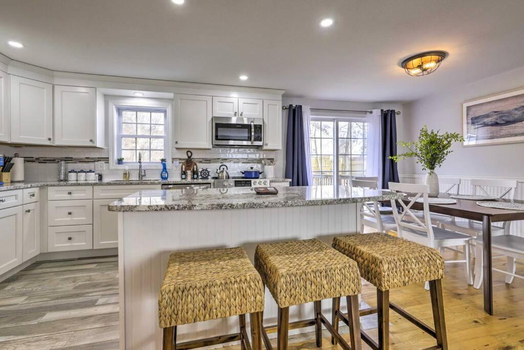 New! Updated Mystic Home W/ Sauna, Hot Tub & Deck Екстер'єр фото