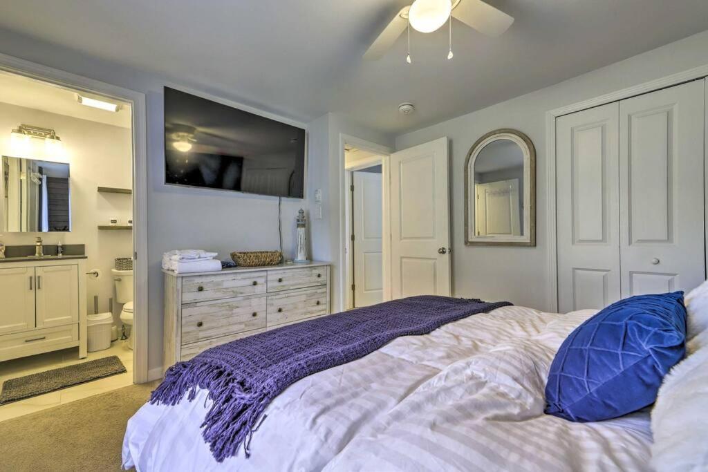 New! Updated Mystic Home W/ Sauna, Hot Tub & Deck Екстер'єр фото