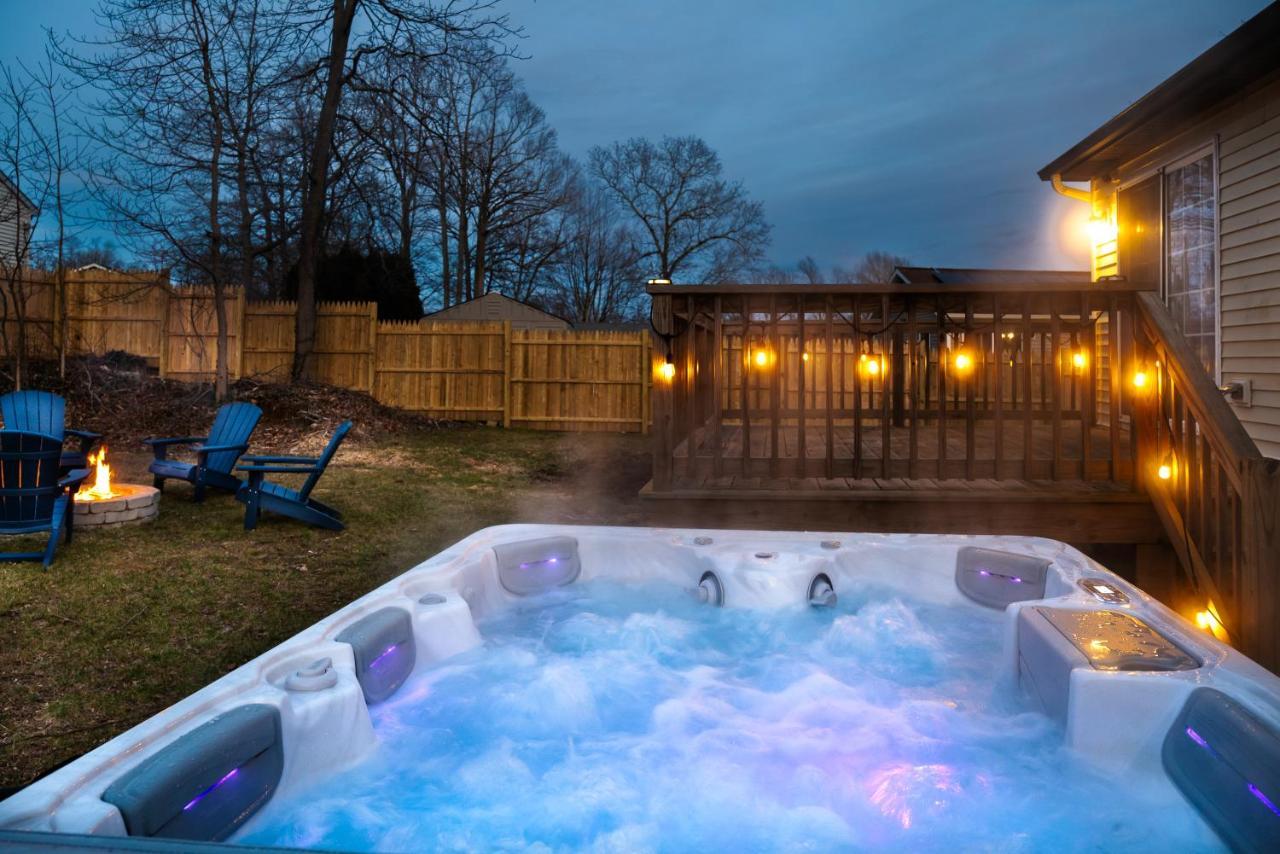 New! Updated Mystic Home W/ Sauna, Hot Tub & Deck Екстер'єр фото
