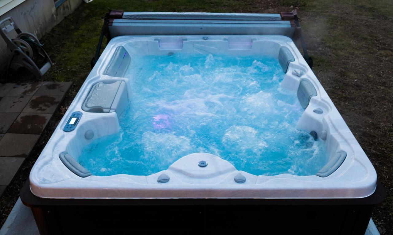 New! Updated Mystic Home W/ Sauna, Hot Tub & Deck Екстер'єр фото