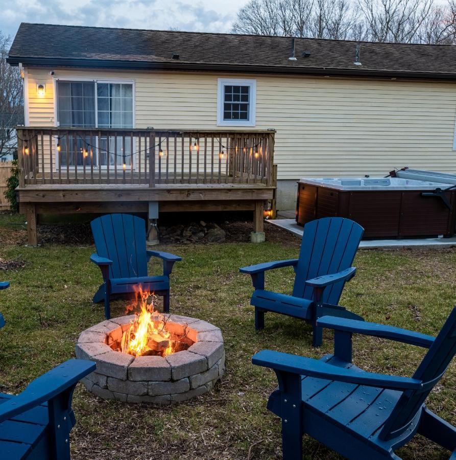 New! Updated Mystic Home W/ Sauna, Hot Tub & Deck Екстер'єр фото