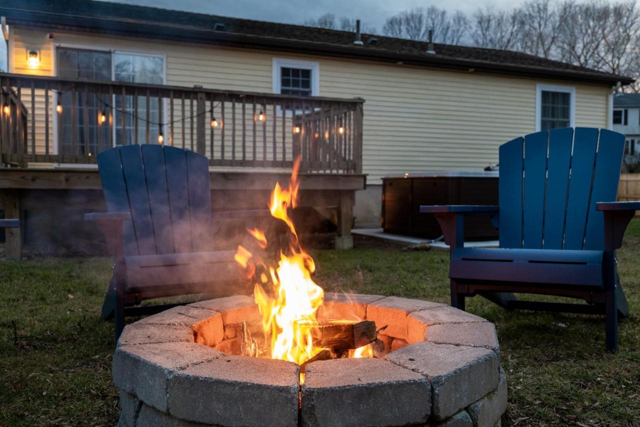 New! Updated Mystic Home W/ Sauna, Hot Tub & Deck Екстер'єр фото